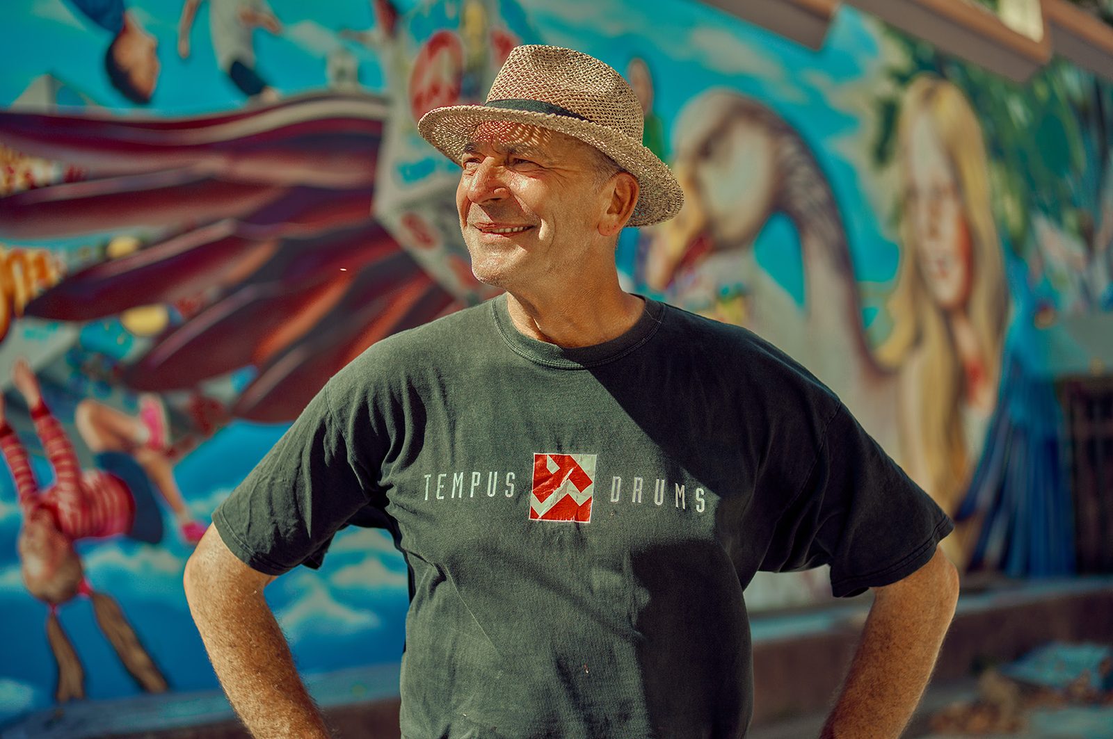 Franz Schmidt vor einem seiner Wandbilder